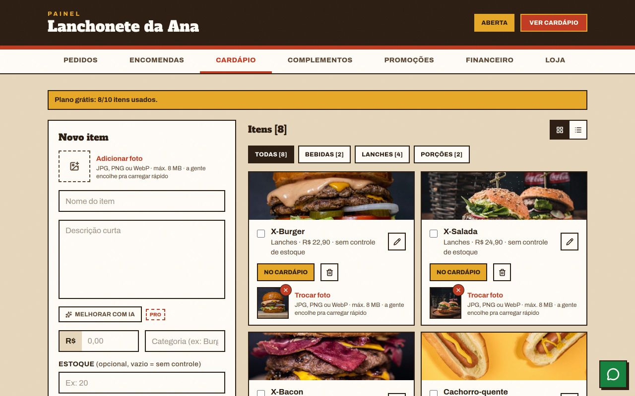 Aba Cardápio no computador: faixa Plano grátis 8 de 10 itens usados, formulário Novo item à esquerda e os itens cadastrados com foto à direita